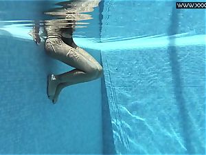 Tiffany Tatum disrobes nude underwater